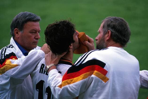 Karlheinz Riedle (Deutschland) wird nach einer Verletzung von Mannschaftsarzt Prof. Dr. Heinrich Heß (li.) und Physiotherapeut Hans Jürgen Montag versorgt Fußball EM Herren Europameisterschaft 1992, Länderspiel, SCO - Deutschland 0:2, Nationalmannschaft Gruppe Idrottspark Norrköping