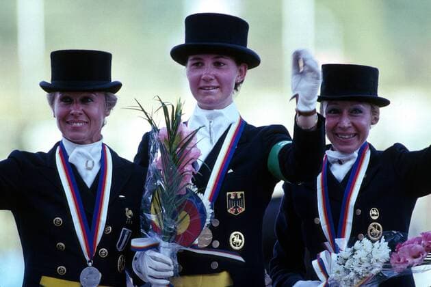 Olympiasiegerin Nicole Uphoff (Mitte, Deutschland) mit Margit Otto-Crepin (li., Frankreich) und Christine Stückelberger (Schweiz) bei der Siegerehrung Pferdesport OS Sommer Damen Olympische Spiele 1988, Olympia, Olympiade, Südkorea, Sommerspiele, Reiten, Reitsport, Pferd Gruppe Seoul Begeisterung, Freude,