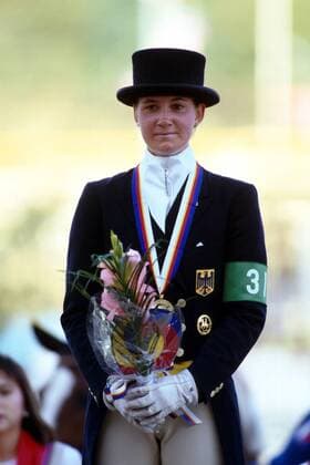 Olympiasiegerin Nicole Uphoff (Deutschland) bei der Siegerehrung Pferdesport OS Sommer Damen Olympische Spiele 1988, Olympia, Olympiade, Südkorea, Sommerspiele, Reiten, Reitsport, Pferd Einzelbild Seoul Begeisterung, Freude,
