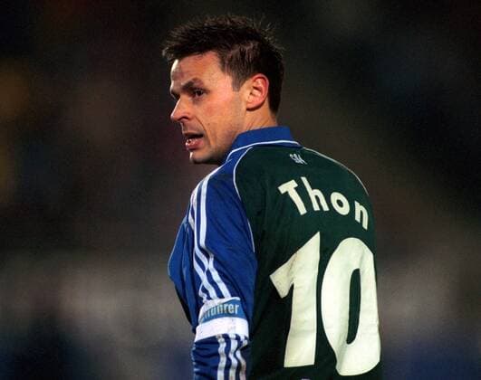 Olaf Thon (Schalke) - Wenn Blicke töten könnten ... Fußball 1. BL Herren Saison 1999 2000, FC Schalke 04 Einzelbild Volksparkstadion Hamburg Enttäuschung, Wut, Spannung,