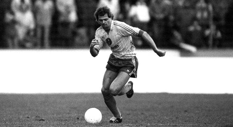 Lutz Eigendorf (Eintracht Braunschweig) am Ball Fußball 1. BL Herren Saison 1982 1983, Eintracht Braunschweig Einzelbild Braunschweig