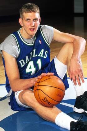 Dirk Nowitzki (Mavericks) beim Shooting Basketball Herren Saison 1998 1999, NBA, National Basketball Association, Dallas Mavericks Einzelbild Dallas