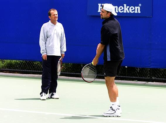 Trainer Bob Brett (li.) beobachtet das Aufschlagtraining von Nicolas Kiefer (Deutschland) Tennis Herren Australian Open 2000, Grand Slam, ATP Tour, Hartplatz, Hardcourt, Hartplatztennis, Hartplatzturnier, Gruppe Flinders Park Melbourne