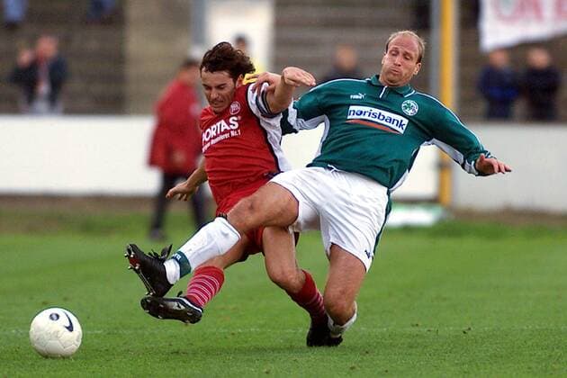 Roger Prinzen (Fürth, re.) im Zweikampf mit Lars Schmidt (OFC) Fußball 2. BL Herren Saison 1999 2000, Offenbacher Kickers, Offenbach - SpVgg Greuther Fürth Gruppe Bieberer Berg Offenbach
