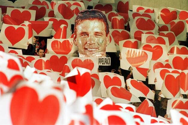 Leverkusener Fans haben ein Herz für Ulf Kirsten Fußball 1. BL Herren Saison 1999 2000, Bayer 04 Leverkusen Totale BayArena Leverkusen Masse Begeisterung