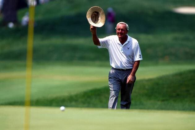 Golflegende Arnold Palmer (USA) winkt auf dem Weg zum Grün seinen Anhängern zu Golf Herren BMW International Open 1999, Golfen, Profi, Profis, Golfprofi, Golfprofis, Profigolf, Europe-Tour Totale Golfclub Nord-Eichenried München