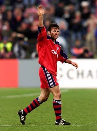 Lothar Matthäus (Bayern) bedankt sich mit wehmütigem Blick bei den Anhängern Fußball EC 1 Herren Champions League 1999 2000, FC Bayern München Einzelbild Olympiastadion München