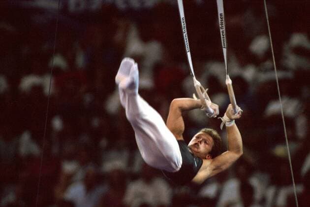 Olympiasieger Vitali Scherbo (Rußland) an den Ringen Turnen OS Sommer Herren Olympische Sommerspiele 1992, Olympiade, Olympia, Spiele, Kunstturnen, Geräteturnen Einzelbild Palau Sant Jordi Barcelona Dynamik,