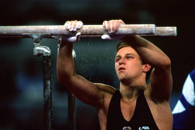 Olympiasieger Vitali Scherbo (Rußland) konzentriert am Barren Turnen OS Sommer Herren Olympische Sommerspiele 1992, Olympiade, Olympia, Spiele, Kunstturnen, Geräteturnen Einzelbild Palau Sant Jordi Barcelona