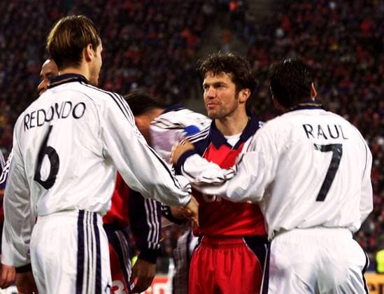 Fernando Redondo (li.) und Raul Gonzalez (beide Real) verabschieden Lothar Matthäus (Bayern, Mitte) Fußball EC 1 Herren Champions League 1999 2000, FC Bayern München - Real Madrid 4:1 Gruppe Olympiastadion München Kameradschaft