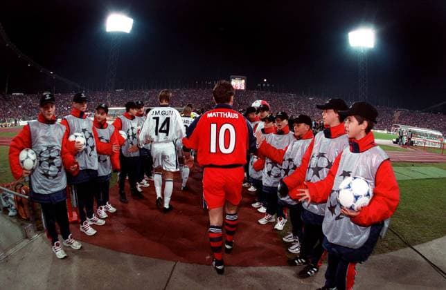 Lothar Matthäus (Bayern, Bildmitte) auf seinem letzten Weg auf das Spielfeld Fußball EC 1 Herren Champions League 1999 2000, FC Bayern München - Real Madrid 4:1, Abschied, Abschiedsspiel Totale Olympiastadion München