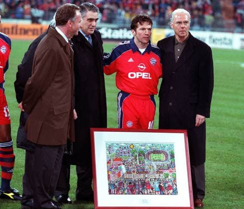 Vize-Präsident Karl-Heinz Rummenigge (Bayern), Präsident Lorenzo Sanz (Real), Lothar Matthäus, Präsident Franz Beckenbauer (v. l. n. r.; beide Bayern) bei Matthäus Ehrung vor dem Spiel Fußball EC 1 Herren Champions League 1999 2000, FC Bayern München - Real Madrid 4:1 Gruppe Olympiastadion München