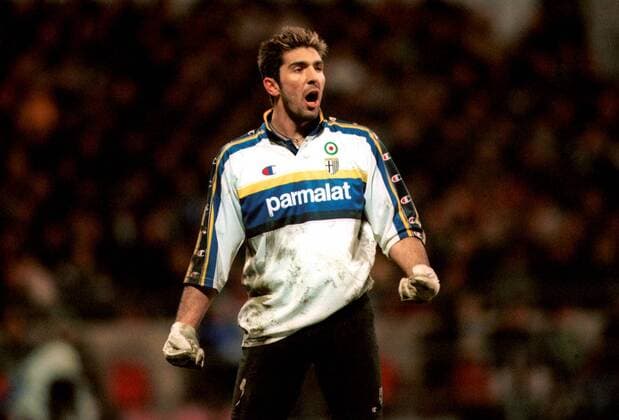 Torwart Gianluigi Buffon (Parma) feuert seine Vorderleute an Fußball EC 3 Herren UEFA-Cup 1999 2000, Pokal, Europapokal, Europacup, Europa, Bremen - AC Parma (Italien) 3:1 Einzelbild Weserstadion Bremen