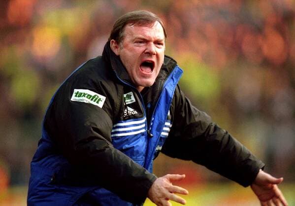 Trainer Hermann Gerland (Bielefeld) schreit Anweisungen Fußball 1. BL Herren Saison 1999 2000, Dortmund - DSC Arminia Bielefeld 1:3 Einzelbild Westfalenstadion Dortmund