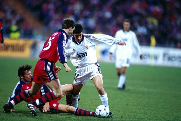 Raul Gonzalez (Real, re.) wird von Lothar Matthäus (am Boden) und Thomas Linke (beide Bayern, vorn) bedrängt Fußball EC 1 Herren Champions League 1999 2000, FC Bayern München - Real Madrid (Spanien) 4:1 Gruppe Olympiastadion München