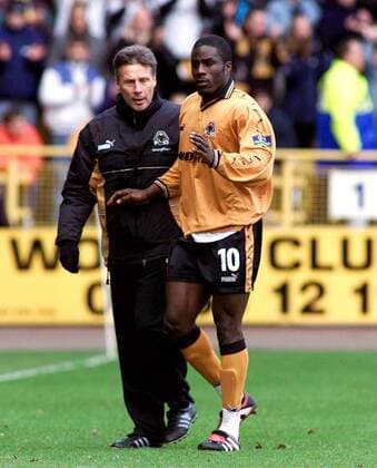 Fußball, Trainerhistorie Wolverhampton Wanderers von 1877 bis heute Assistenztrainer John Ward geleitet Ade Akinbiyi (beide Wolves) vom Platz Fußball Herren English First Division Saison 1999 2000, 2. Englische Liga, Wolverhampton Wanderers F.C., FC Gruppe Molineux Wolverhampton