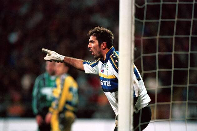 Torhüter Gianluigi Buffon (Parma) dirigiert seine Abwehr Fußball EC 3 Herren UEFA-Cup 1999 2000, Europapokal, Europa-Pokal, Europacup, Bremen - AC Parma (Italien) 3:1 Einzelbild Weserstadion Bremen