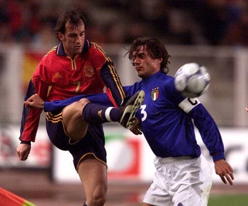 Paolo Maldini (Italien, re.) versucht, Joseba Etxeberria (Spanien) am Schuß zu hindern Fußball Länderspiel Herren Freundschaftsspiel 2000, Nationalmannschaft, Nationalteam, Nationaltrikot, Spanien - Italien 2:0 Gruppe Nou Camp Barcelona