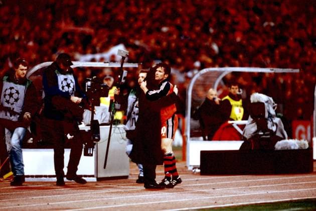 Lothar Matthäus (re.) will Trainer Ottmar Hitzfeld (beide Bayern) nicht mehr loslassen Fußball EC 1 Herren Champions League 1999 2000, Bayern München, Abschied, Abschiedsspiel Gruppe Olympiastadion München