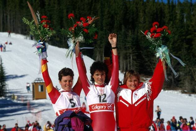 Michela Figini (Schweiz), Siegerin Sigrid Wolf (Österreich) und Karen Percy (Kanada) bei der Siegerehrung Alpiner Skilauf OS Winter Damen Olympische Winterspiele 1988, Spiele, Olympia, Olympiade, Ski Alpin, Skisport, Super-G, SuperG Gruppe Calgary Glück, Freude,