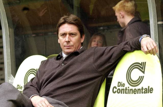 Trainer Bernd Krauss (Dortmund) entspannt auf der Spielerbank Fußball 1. BL Herren Saison 1999 2000, BVB Borussia Dortmund Einzelbild Westfalenstadion Dortmund