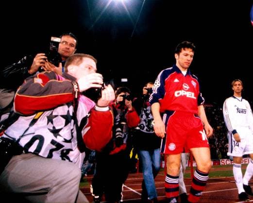 Lothar Matthäus (2.v. re.) läuft zum letzten Mal für Bayern auf Fußball EC 1 Herren Champions League 1999 2000, FC Bayern München - Real Madrid 4:1 Gruppe Olympiastadion München