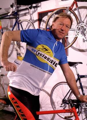 Horst Hrubesch (Deutschland) präsentiert sich als Teilnehmer des Prominentenrennens innerhalb der HEW Cyclassics Radsport Herren HEW Cyclassics 2000, Klassiker, Radklassiker Einzelbild Hamburg