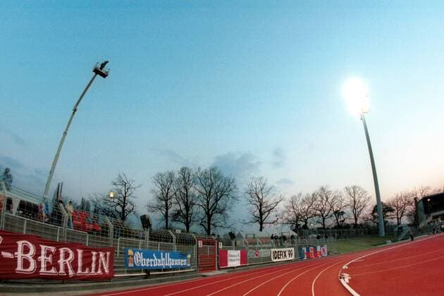 Hebebühne vom Fernsehen über dem Mommsenstadion Fußball 2. BL Herren Saison 1999 2000, Tennis Borussia Berlin, Te Be, TB Totale Mommsenstadion Berlin
