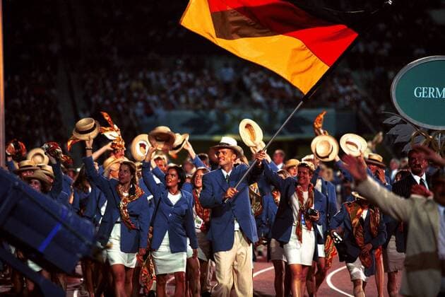 Fahnenträger Arnd Schmitt führt die deutsche Mannschaft in das Stadion Fechten OS Sommer Olympische Sommerspiele 1996, Spiele, Olympia, Olympiade, Eröffnung, Eröffnungsfeier Totale Eröffnungszeremonie, Olympiastadion Atlanta Freude,