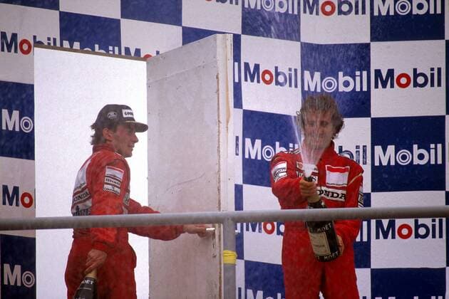 Alain Prost (Frankreich McLaren) mit der Sektdusche, Ayrton Senna (li., Brasilien McLaren) flüchtet lieber Motorsport Grand Prix Herren Großer Preis von Deutschland 1989, Formel 1, Weltmeisterschaft, F1, F, GP Gruppe Hockenheimring Hockenheim