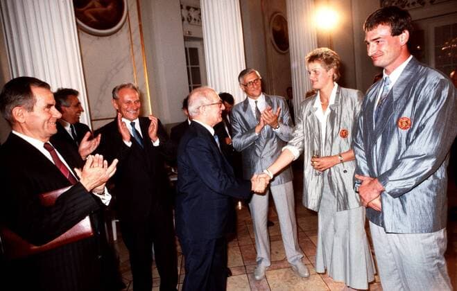 Festakt 40 Jahre DTSB, v.li.: Manfred Ewald (Präsident des DTSB), Egon Krenz, Rudi Hellmann (Abteilungsleiter Sport im ZK der SED), Erich Honecker, Prof. Röder (Vizepräsident des DTSB), Kristin Otto (Schwimmen) und Ulf Timmermann (Kugelstoßen) Schwimmen Veranstaltung DTSB 1988, Deutscher Turn und Sportbund der DDR, Sport-Bund, Preisverleihung Totale Berliner Schauspielhaus Berlin