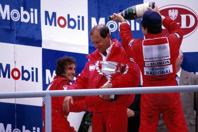 McLaren - Teamchef Ron Dennis bekommt von Alain Prost (li., Frankreich) und Ayrton Senna (re., Brasilien) die Sektdusche Motorsport Grand Prix Herren Großer Preis von Deutschland 1988, Formel 1, Weltmeisterschaft, F1, F, GP Gruppe Hockenheimring Hockenheim Freude, Begeisterung