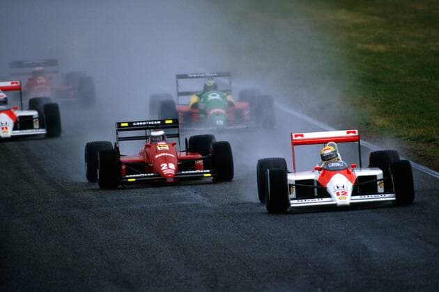 Ayrton Senna (re., Brasilien McLaren) und Gerhard Berger (Österreich Ferrari) führen das Feld nach dem Start an Motorsport Grand Prix Herren Großer Preis von Deutschland 1988, Formel 1, Weltmeisterschaft, F1, F, GP Gruppe Hockenheimring Hockenheim