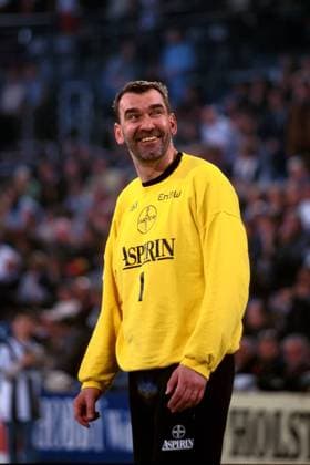 Torwart Andreas Thiel (Dormagen) lachend Handball 1. BL Herren Saison 1999 2000, Kiel - TSV Bayer Dormagen 27:20 Einzelbild Ostseehalle Kiel Freude,