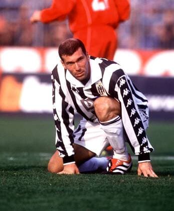 Zinedine Zidane (Juve) kniet skeptisch am Boden Fußball Herren Saison 1999 2000: Serie A, 1. Italienische Liga, Juventus Turin, Meisterschaft Einzelbild Stadio Delle Alpi Turin Nachdenklichkeit, Skepsis,