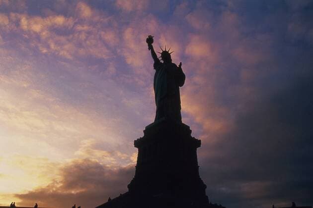 Silhouette der Freiheitsstatue vor abendlichem Himmel Fußball WM Herren Weltmeisterschaft 1994 Totale Statue of Liberty New York Romantik,