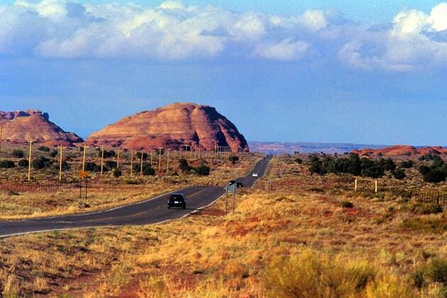 Überlandstraße im kargen Arizona mit typischen Felsformationen Fußball WM Herren Weltmeisterschaft 1994, Reise, Reisen, Impressionen Totale Arizona