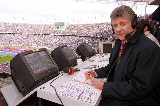 Fernsehkommentator Marcel Reif (Premiere World) an seinem Arbeitsplatz Fußball 1. BL Herren Saison 1999 2000, Einzelbild Olympiastadion Berlin