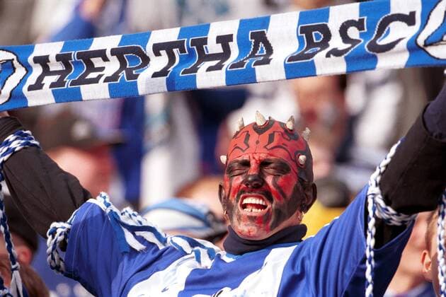 Hertha-Fan mit diabolischer Gesichtsbemalung und Fanschal Fußball 1. BL Herren Saison 1999 2000, Hertha BSC Berlin, Herthafans Einzelbild Olympiastadion Berlin Freude, Begeisterung