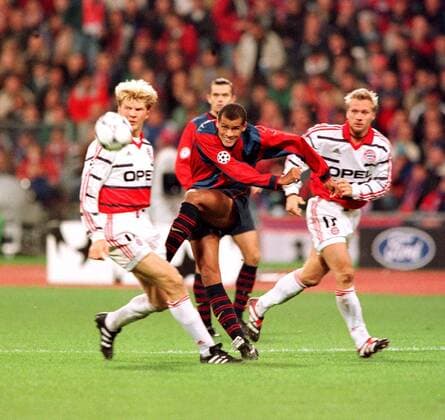 Rivaldo (Barca, Mitte) zieht ab vor Stefan Effenberg (li.) und Fink (beide Bayern) Fußball EC 1 Herren Champions League 1998 1999, FC Bayern München - FC Barcelona 1:0 Gruppe Olympiastadion München Dynamik,