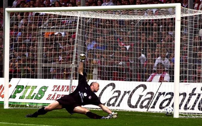 Ersatz-Ersatztorwart Michael Schjönberg (Lautern), eigentlich Feldspieler, hat hier das Nachsehen und kassiert den Freiburger Siegtreffer Fußball 1. BL Herren Saison 1999 2000, Freiburg - 1. FC Kaiserslautern 2:1 Einzelbild Dreisamstadion Freiburg