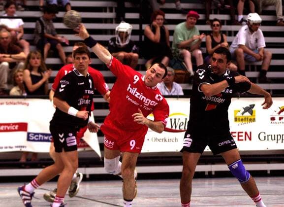 Dragan Markovic (Nr. 9, Willstätt) hat sich gegen Zdenek Vanek (Eisenach) durchgesetzt Handball 1. BL Herren Saison 1999 2000, TV Willstätt - ThSV Eisenach 21:24 Gruppe Hanauerlandhalle Willstätt