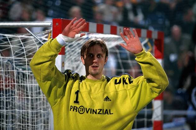 Torhüter Steinar Ege (Kiel) am kurzen Pfosten in Abwehrhaltung Handball EC 1 Herren Champions League 1999 2000, THW Kiel Einzelbild Ostseehalle Kiel