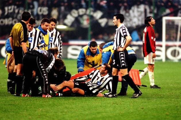 Zinedine Zidane (Juve) wird behandelt Fußball Herren Serie A Saison 1999 2000, 1. Italienische Liga, Milan, AC Mailand - Juventus Turin 2:0, Totale STadio Giuseppe Meazza, San Siro Mailand