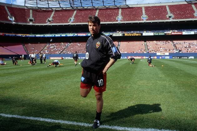Lothar Matthäus (N.Y. MetroStars) macht sich im Giants Stadium warm Fußball Herren Major League Soccer 2000, MLS, New York New Jersey Metro Stars Einzelbild Giants Stadium New York