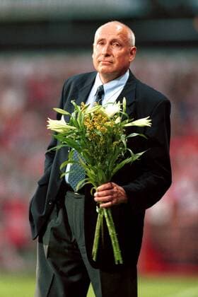 Präsident Dieter Krein (Energie) mit einem Blumenstrauß Fußball 2. BL Herren Saison 1999 2000, FC Energie Cottbus Einzelbild Stadion der Freundschaft Cottbus