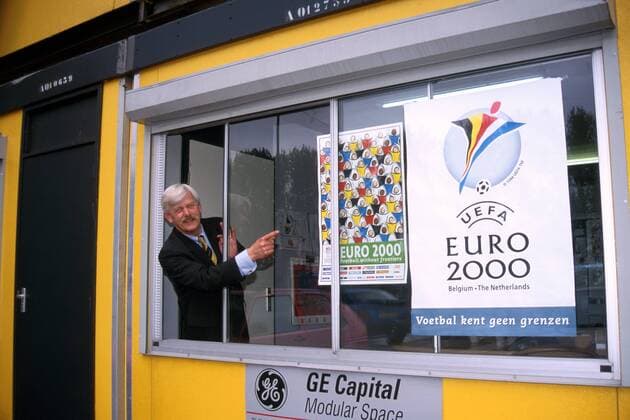 Lokaldirektor Thom ter Stege (Rotterdam) zeigt auf das offizielle Plakat der Europameisterschaft Fußball EM Herren Europameisterschaft 2000, Vorschau Einzelbild Rotterdam