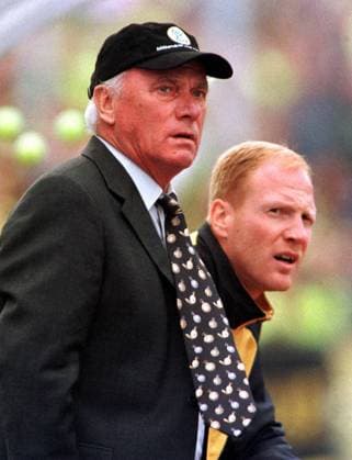 Trainer Udo Lattek (li.) und Assistent Matthias Sammer (beide BVB) verfolgen mit skeptischen Blicken das Geschehen Fußball 1. BL Herren Saison 1999 2000, Berlin - BVB Borussia Dortmund 0:3 Gruppe Olympiastadion Berlin Skepsis,