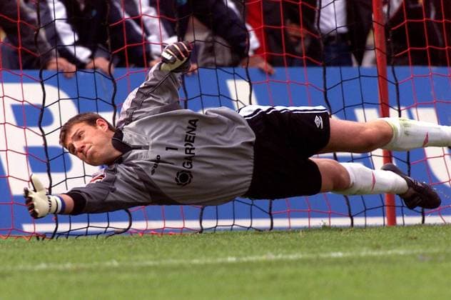 Torwart Philipp Laux (Ulm) mit (vergeblicher) Flugeinlage beim Elfer Fußball 1. BL Herren Saison 1999 2000, Frankfurt - SSV Ulm 1846 2:1 Einzelbild Waldstadion Frankfurt M. Dynamik,