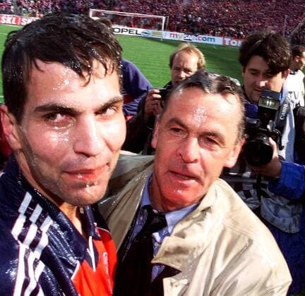 Trainer Ottmar Hitzfeld (Mitte) und Markus Babbel (beide Bayern) - biergetränkt Fußball 1. BL Herren Saison 1999 2000, FC Bayern München, Deutscher Meister, Meisterschaft, Meisterfeier Gruppe Olympiastadion München Freude, Komik,